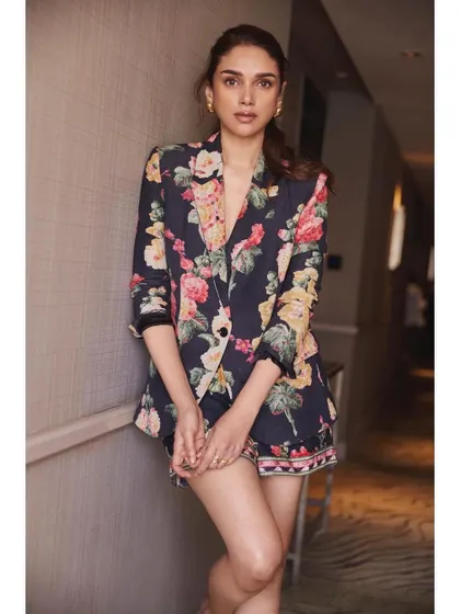 A chic and modern look for promotions. I styled Aditi Rao Hydari in this floral blazer and shorts co-ord set by Ranna Gill. It's sophisticated, stylish, and perfect for a daytime press event.
