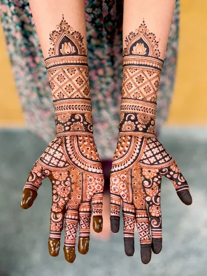 A top-down view of the lotus-topped bridal mehendi.