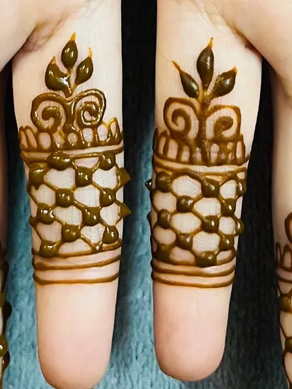 A close up of the fine netting and dot work on the fingers. I take great care in creating clean lines and precise details to make every part of your mehendi design look perfect.