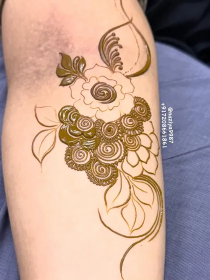 Building up a floral bunch design, one element at a time. Here you can see the combination of outlines and filled-in patterns.