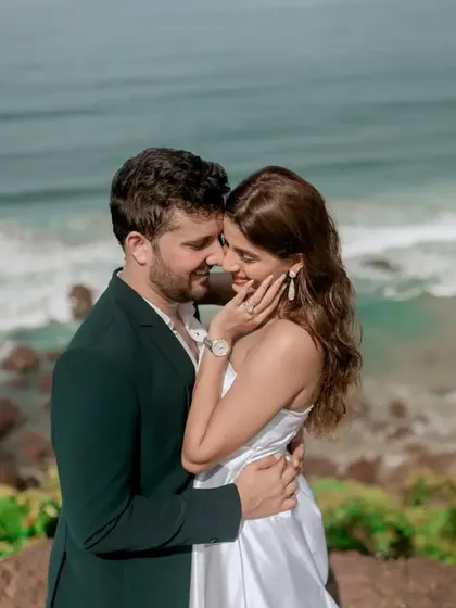 An intimate portrait of the couple against the backdrop of the vast ocean in Goa.