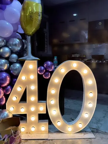 Light-up marquee numbers party mein alag hi look dete hain. Yeh '40' number 40th birthday celebration ke liye hai.