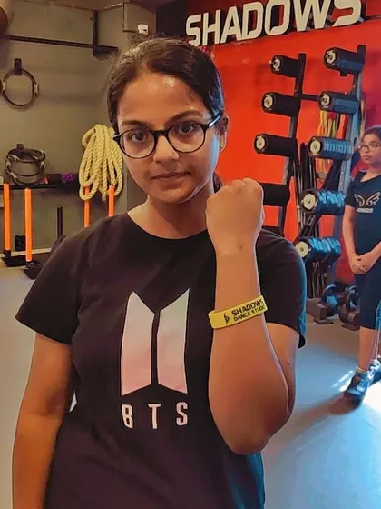 Thanushree won the yellow 'Shadows WOW' wristband for her top performance in the basic level. Congratulations.