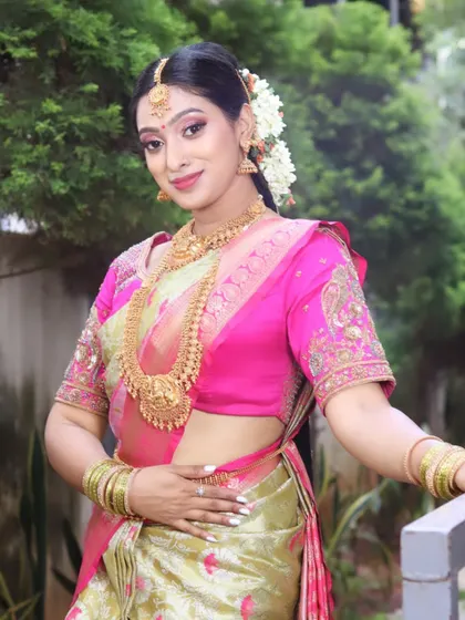A classic South Indian bridal look, which is a core part of my pro makeup curriculum. I teach the specific techniques needed for this style, from the eye makeup to complementing the traditional gold jewelry.