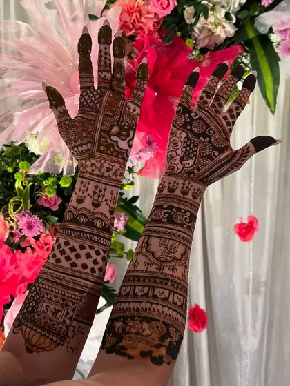 This design includes the couple's initials 'RS' inside a beautiful floral frame, a simple yet elegant personalization.