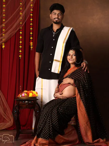 A beautiful portrait of the couple in traditional South Indian outfits. They look so happy and proud.
