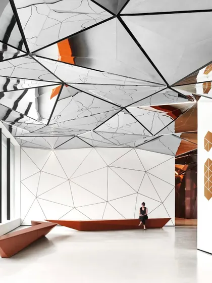 Inside the Parinee I Tower lobby, a triangulated mirrored ceiling transforms the space into an ever-evolving kaleidoscope. This immersive design reflects movement and light, creating a dynamic arrival experience that blurs the line between architecture and art.
