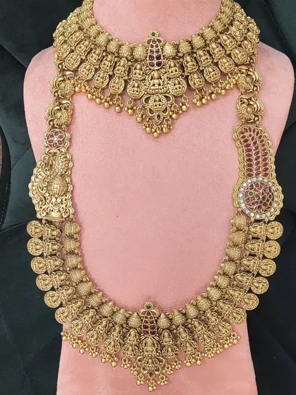 A classic muhurtham set with a unique side pendant (pathakam) on the long haram. This is a traditional design that is always in style.