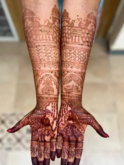 The stain of a customized Bridal Extravaganza design. The rich color brings out the mesmerizing details of the peacocks and bride-groom figures.