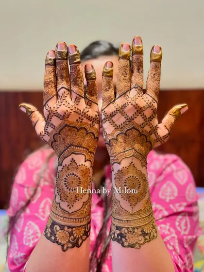 A full view of the mandala and net pattern design. The intricate details create a stunning and elegant look.