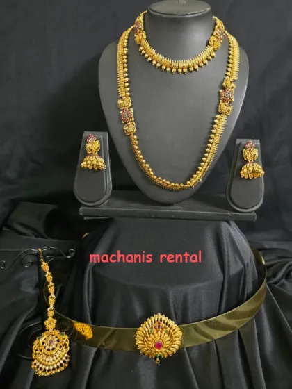 This is a complete and versatile bridal combo. It includes a short necklace, a matching long necklace, jhumkas, maang tikka, and a simple yet elegant vaddanam, all in a beautiful matte gold finish.
