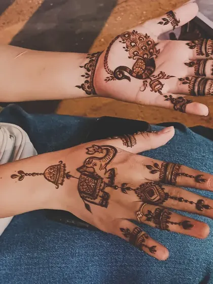 A very stylish and popular choice for parties. This design features a peacock on one hand and an elephant on the other, connected by delicate chains.