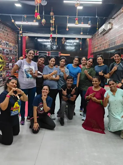 Heart signs and smiles from our Monday crew. We love the positivity and support that our members share with each other.