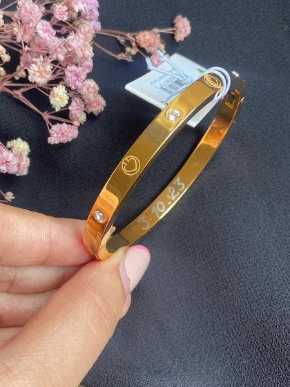 Engraved jewelry is always a yes for me. I love the challenge of working on tiny surfaces like these Kate Spade bracelets and Paul Smith cufflinks. I engraved special dates on them, and I'm so happy with the delicate final outcome.