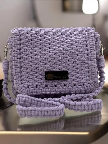 A lovely lavender box sling bag. This color is so dreamy and perfect for a soft, feminine look.