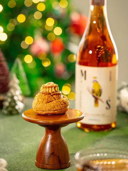 A duplicate of image 112, showing the Christmas pastry and wine.