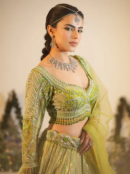 A final look at this joyful Mehendi style. The makeup is designed to be both beautiful and long-lasting.