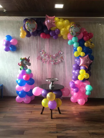 A magical unicorn-themed birthday party in the making. I used a rainbow of pastel balloons to create a beautiful arch and whimsical towers, perfect for a dreamy and enchanting celebration.