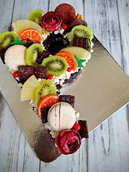 Just when I thought monogram cakes were no longer in trend! This 'P' shaped cake is loaded with fresh fruits, chocolate, and macarons.