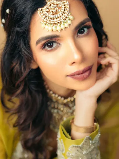 A close-up of a mehendi look with soft pink and shimmer on the lids. This is my favourite hue for creating a look that has both charm and grace.