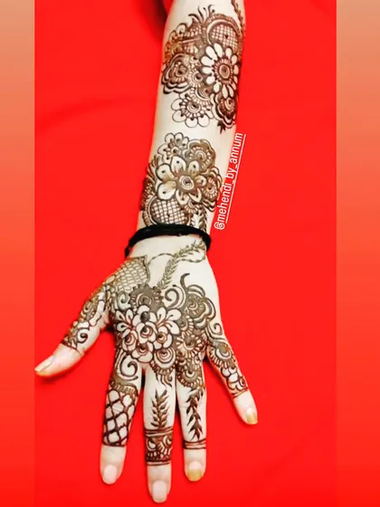 An intricate floral design that covers the entire back of the hand. I combined different flower shapes with detailed finger work for a full and festive look.