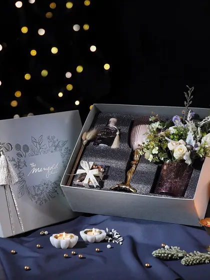 This Divine Illumination hamper is designed to soothe the senses, containing a diffuser, cookies or chocolates, and a candle stand with scented wax.