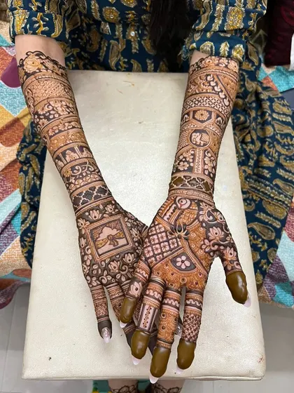 Another angle of the non-figured bridal mehendi, showing the beautiful flow of the patterns from the arm to the palm.