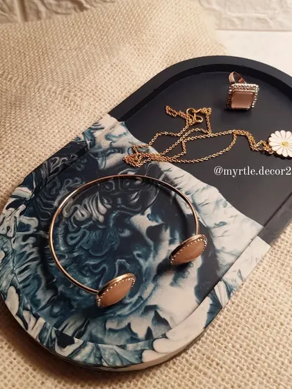 This XL trinket tray features a stunning ocean-like marble effect. The deep blue and white swirls are reminiscent of waves crashing on the shore.