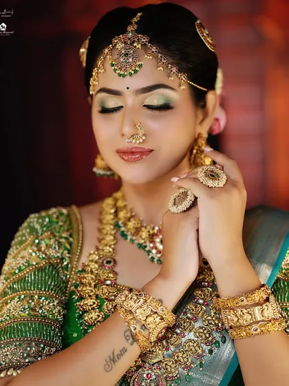 A detailed shot of the eye makeup and the perfectly placed nose ring and maang tikka.