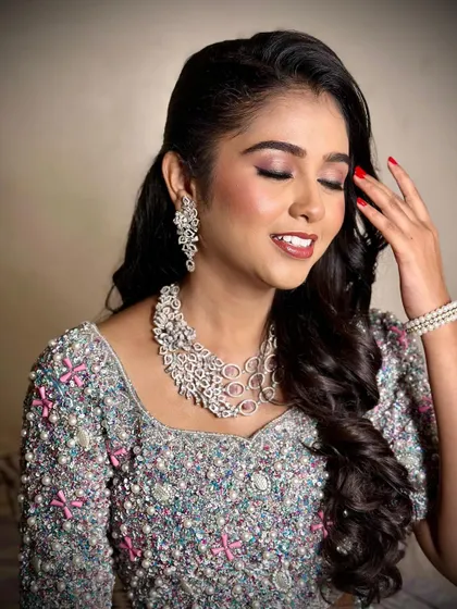 A close-up of the sparkling diamond-look jewellery worn for the Zee Kutumba Awards 2024. The intricate design adds a touch of glamour.