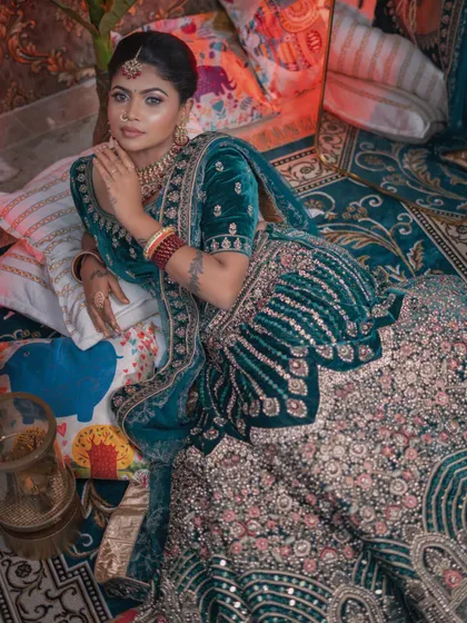 A relaxed and confident pose. The makeup is bold enough to match the grandeur of the outfit.
