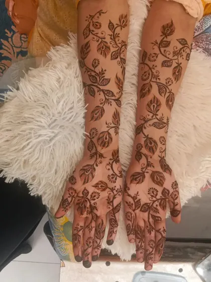 A designer mehndi for the groom's sister. The leafy vine pattern is modern, elegant, and perfect for a family member's celebration.