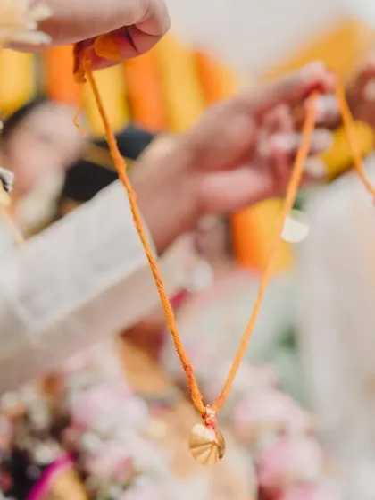 A duplicate of 318, focusing on the sacred Thali before it is tied.