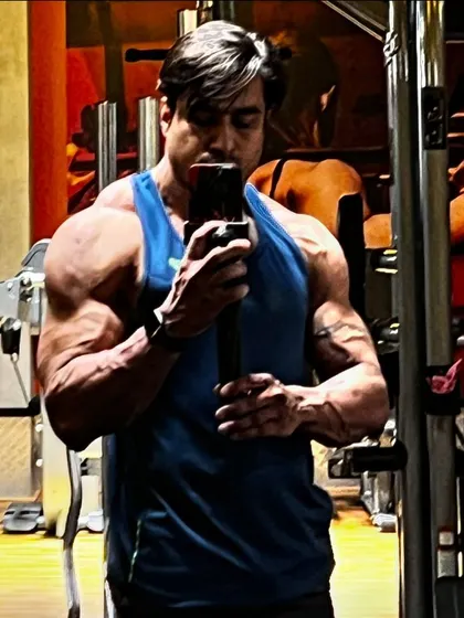 Another angle on the delts, showing their roundness and separation from the arm.