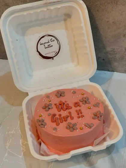 A lovely way to announce "It's a Girl!". This pink bento cake is decorated with small, delicate flowers, making it a perfect personal sized treat for sharing the happy news.