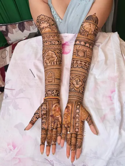 This design includes personalized elements like the couple's initials and special symbols. It's a great way to make your bridal mehandi a true reflection of your relationship.