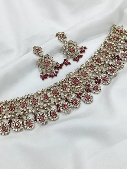 A beautiful choker set with a delicate design, shown in multiple pastel colors including grey, pink, and mint green.