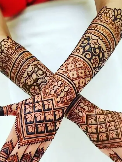 This geometric design is very modern and chic. The repeating diamond-shaped jaal pattern on the back of the hands creates a bold and symmetrical look.