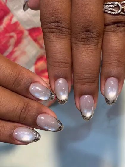 A close-up of the pearlescent cat-eye effect. The finish is smooth and glossy, giving the nails a polished and sophisticated feel.