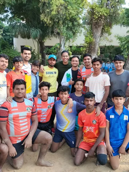 The whole team gathered for a group photo with a guest player. These interactions are invaluable for our young players.