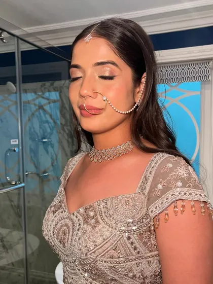 Bridal glam with a touch of sparkle for a Goa wedding reception. The soft, shimmery eyes and glowing skin are perfect for an evening by the sea.