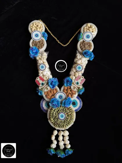 This evil eye themed dry fruit garland is designed to bring good luck and festive cheer. It's a unique and thoughtful gift, combining health and tradition in one beautiful package.