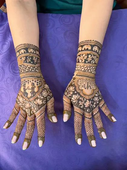 A top-down view of this engagement mehendi, showing the beautiful symmetry.