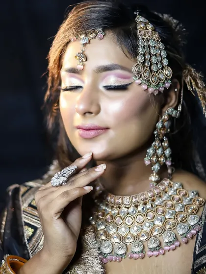 A close-up on the soft, shimmery eye makeup, perfect for a romantic and elegant bridal style. We teach various techniques for achieving a flawless finish.