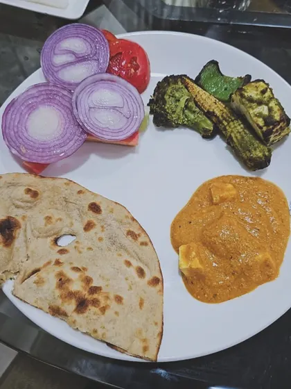 Even weekend cheats can be smart. This client meal features a plate of paneer tikka, tandoori roti, and grilled vegetables, showing how to indulge mindfully.