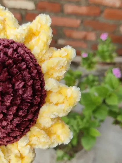 A close-up on the rich texture of the velvet yarn used for the sunflower.