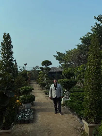 Humare nursery ka walk-through dekhiye, jahan aapko har tarah ke landscaping plants milenge.