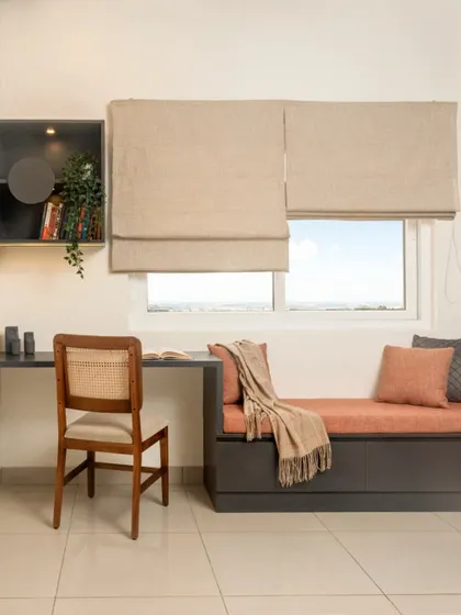 A simple yet elegant study nook combined with a daybed, perfect for a guest room or a small apartment.