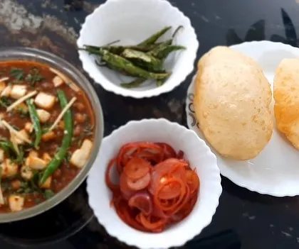Nothing beats a weekend meal of homemade chole bhature, and my tangy pickled onions are the perfect companion. This is how I love to serve it at home, with fluffy bhature, spicy chole, and a generous helping of my crunchy pickled onions.