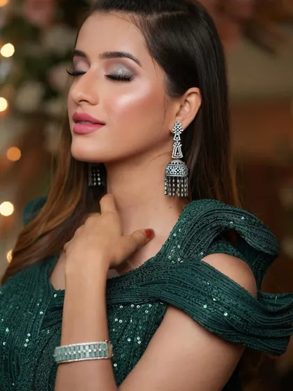 A close-up of this spellbinding look. We teach how to blend eyeshadows seamlessly to create a multi-dimensional smokey eye that catches the light beautifully.